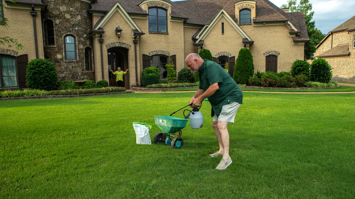 homeowner trying to fertilize lawn