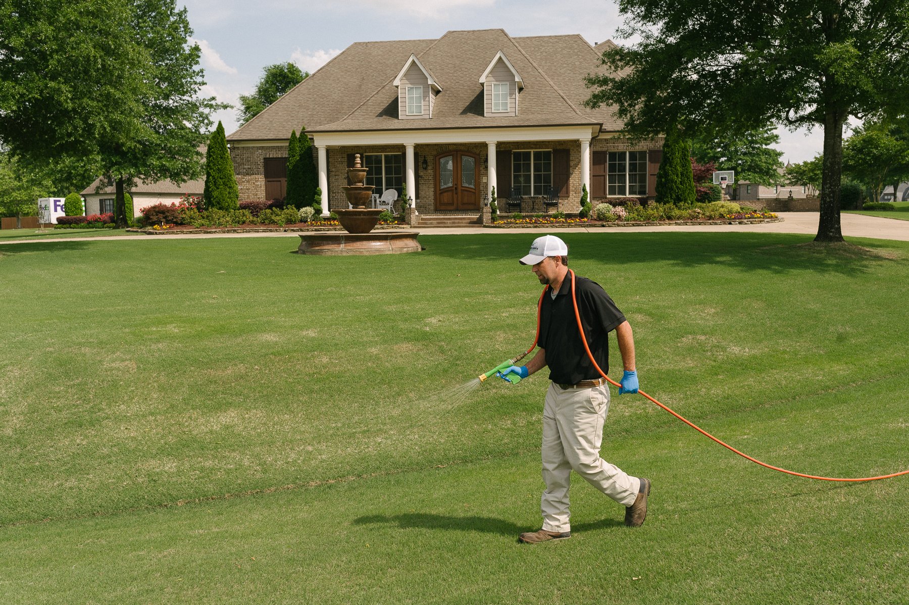 lawn care technician spraying lawn